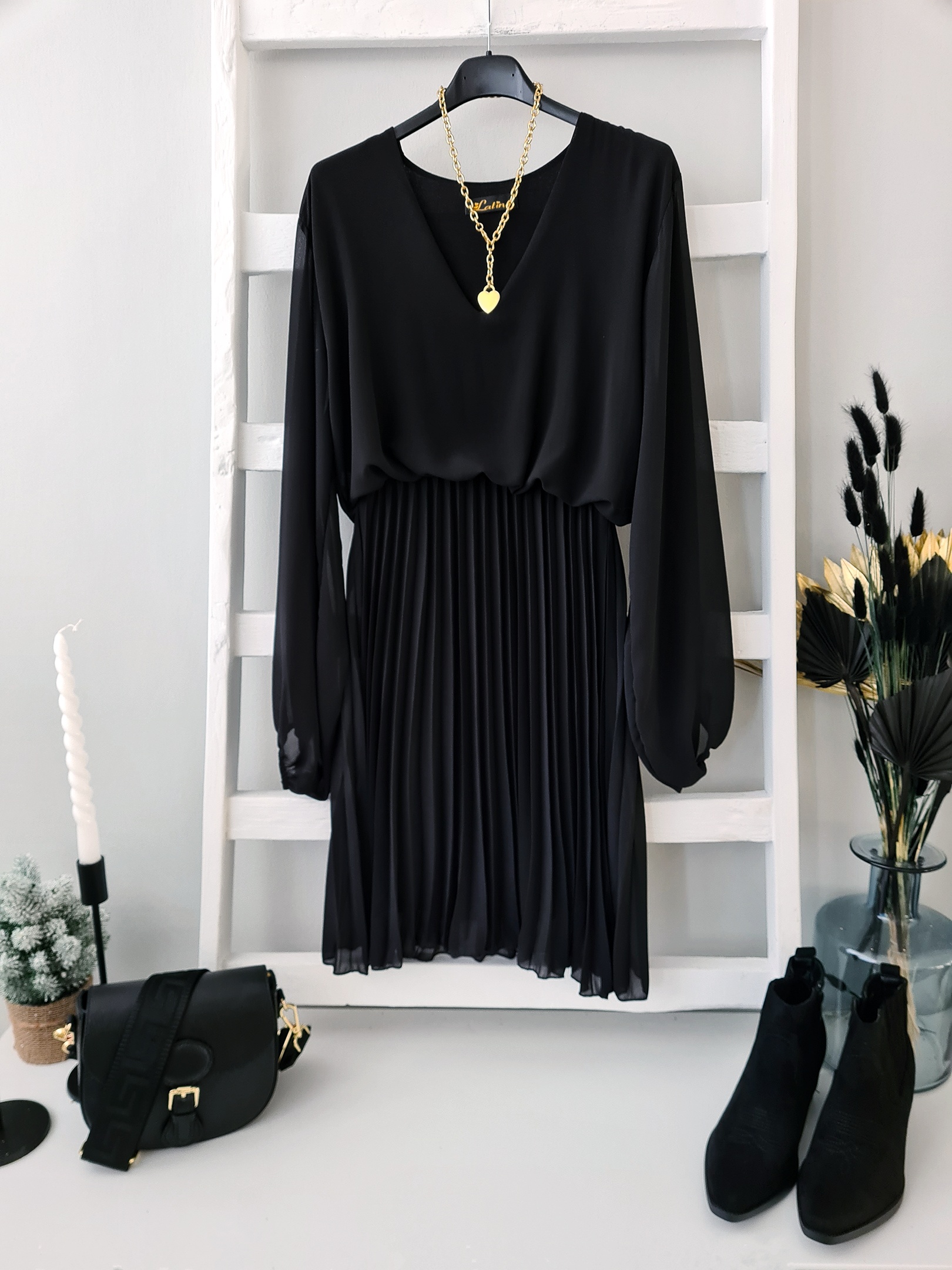 Kurzes tailliertes Kleid DEEP IN LOVE – schwarz SALE