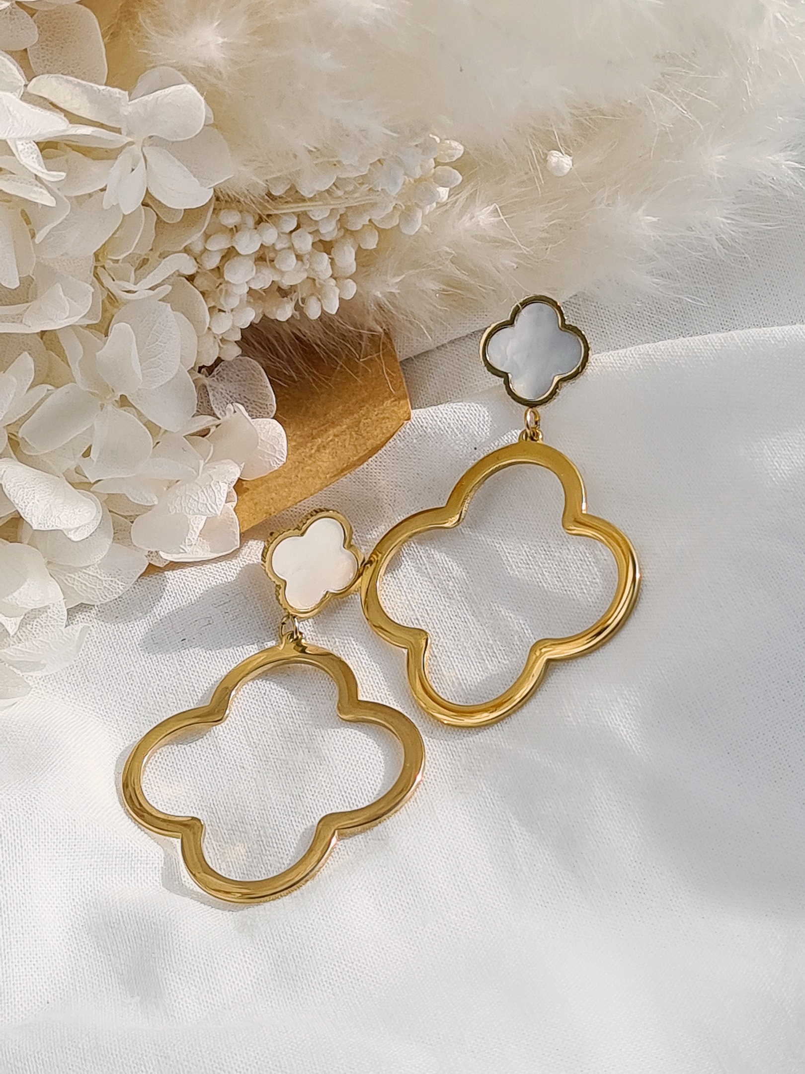 Ohrstecker – BIG WHITE LEAF – gold