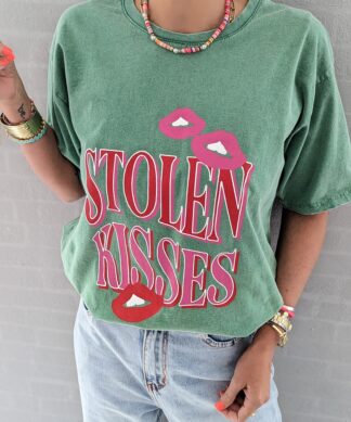 T-Shirt – STOLEN KISSES – grün