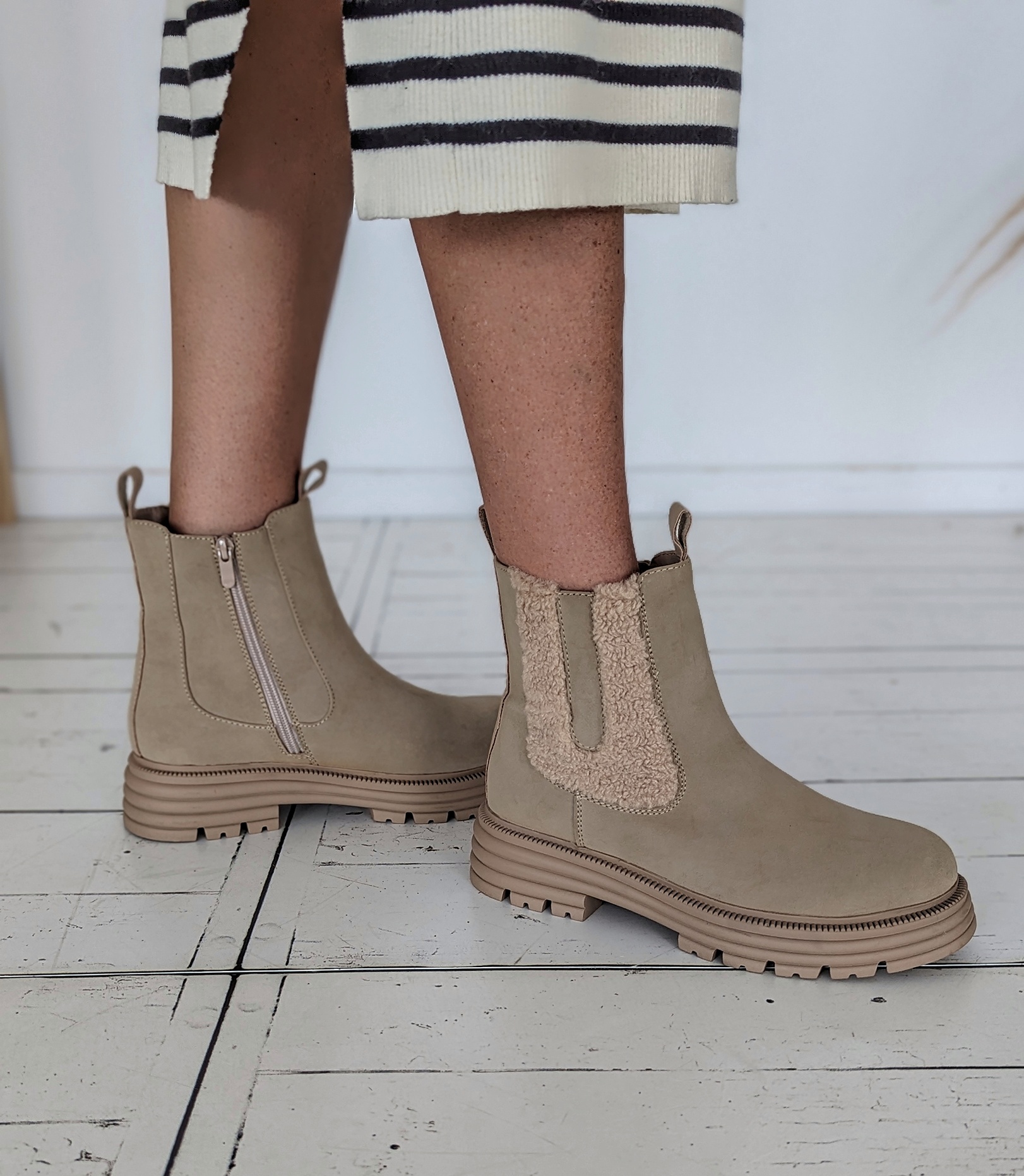 CHELSEABOOT WITH TEDDY – Beige