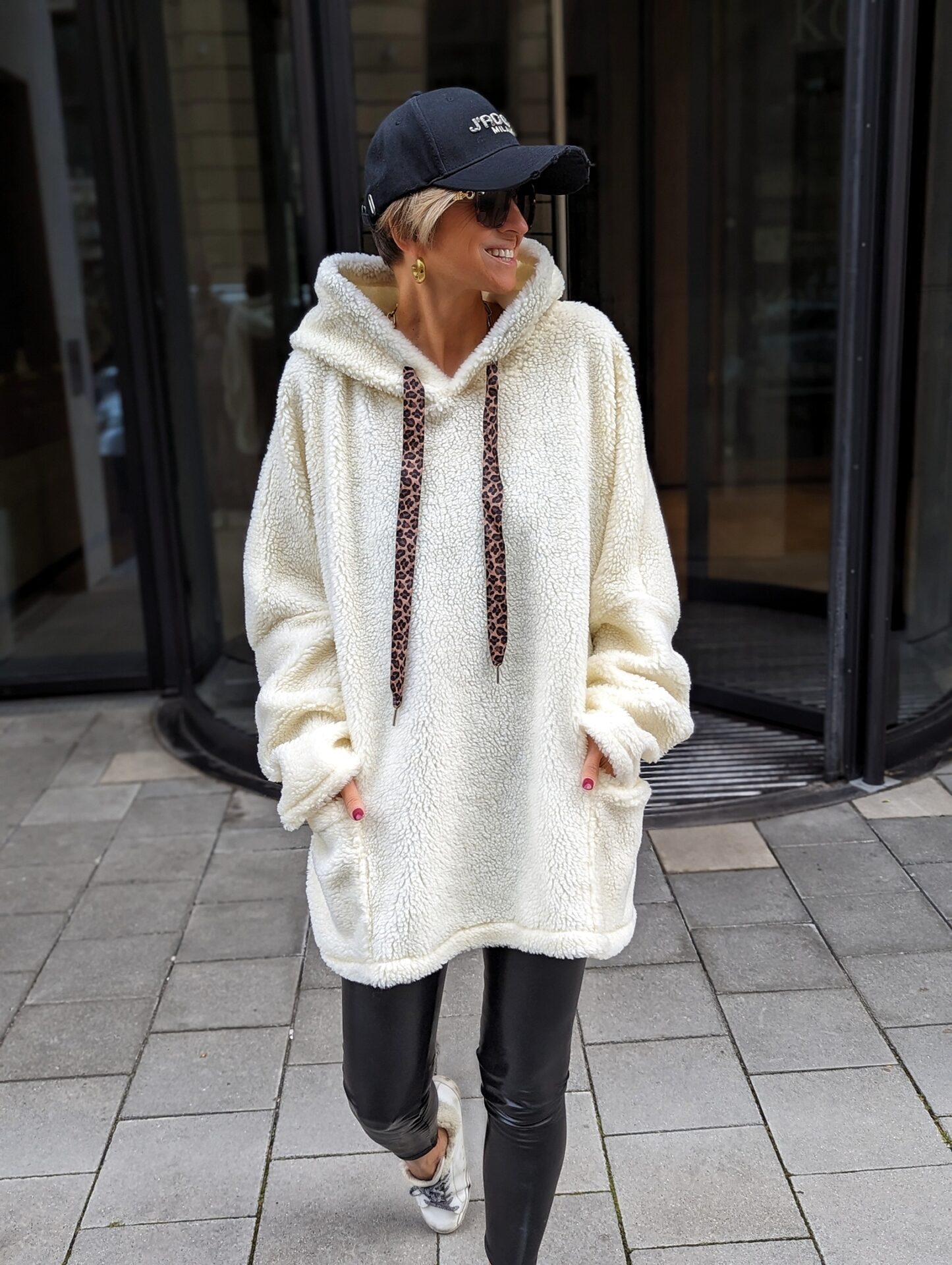 OVERSIZEHOODIE FLUFFY LEO – versch. Farben
