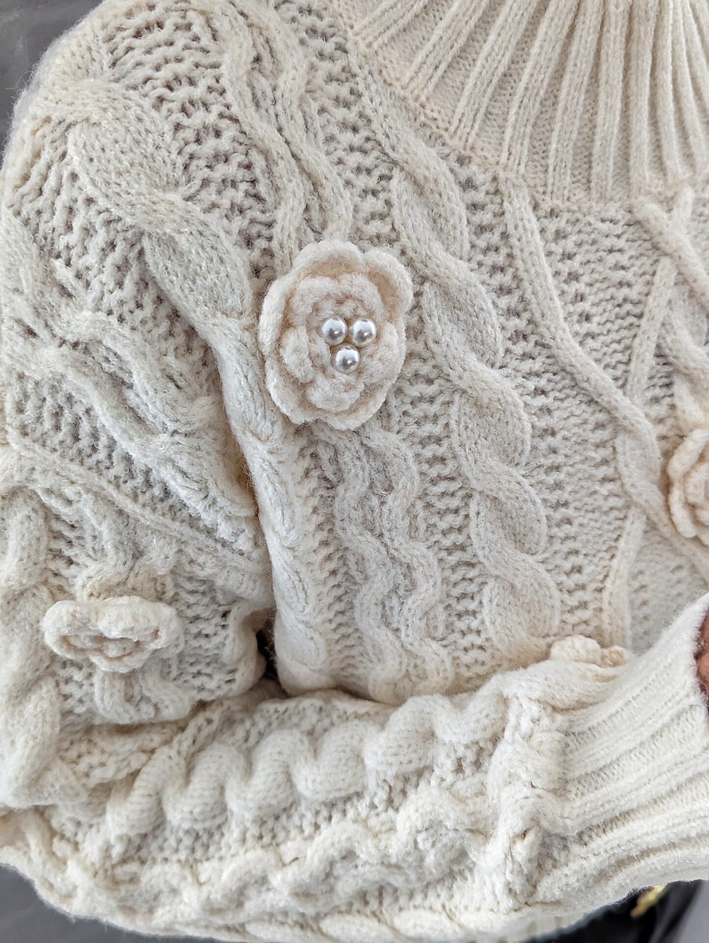 kurzer Grobstrickpullover ROSE & PEARLS – creme