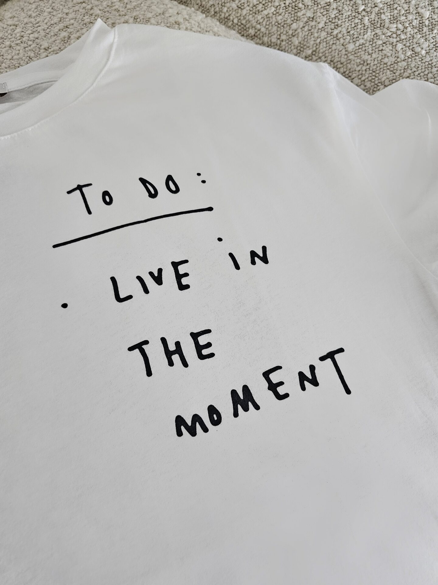 Shirt LIVE IN THE MOMENT – weiss